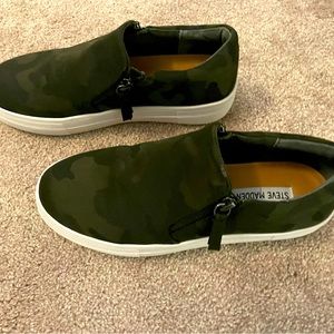 Steve Madden size 7 camo sneakers